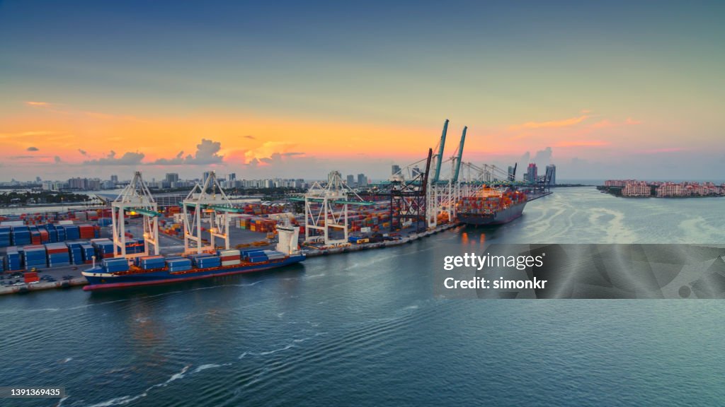 Vista del muelle comercial en Dodge Island