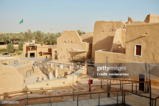 at-turaif open air museum near riyadh - saudi arabian flag stockfoto's en -beelden