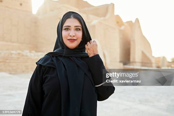 outdoor-porträt einer frau aus dem nahen osten im salwa palace - portrait frau arabisch frontal stock-fotos und bilder