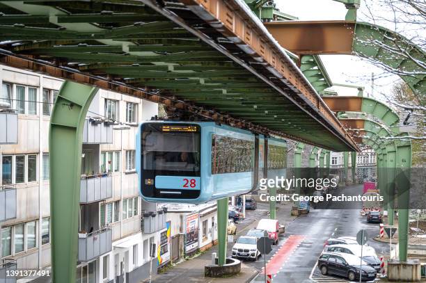 the suspension railway in wuppertal, germany - monorotaia foto e immagini stock