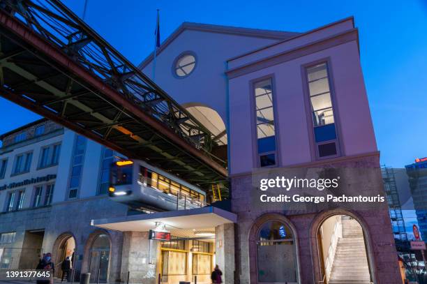 the suspension railway train leaving the station in wuppertal, germany - road richtung power station bei nacht stock-fotos und bilder