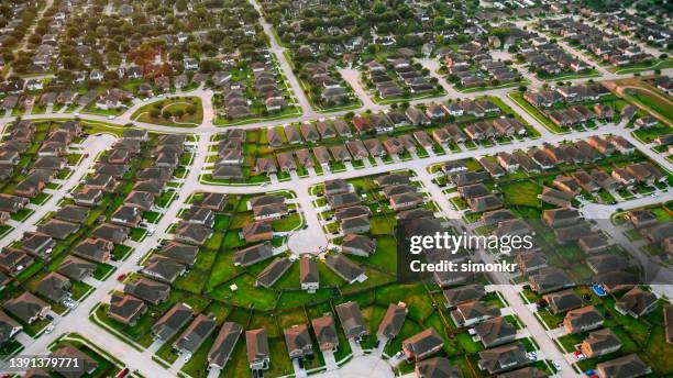 suburban neighbourhood of tract housing - houston house stock pictures, royalty-free photos & images