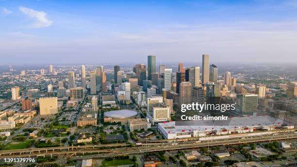 rascacielos en el centro de la ciudad de houston - centro toyota houston fotografías e imágenes de stock