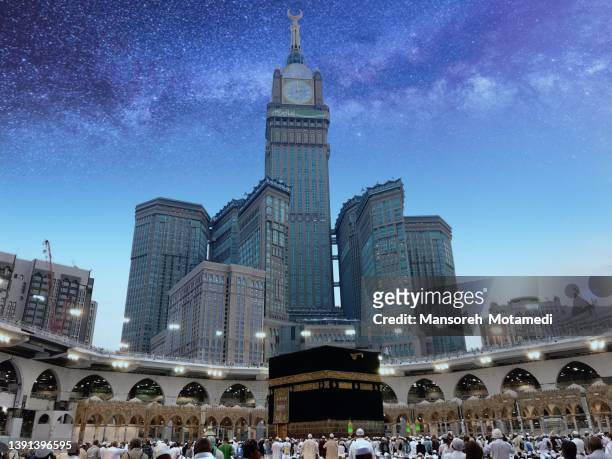 ‏pilgrims in al-haram mosque - kaaba ストックフォトと画像