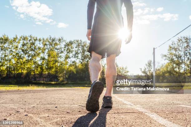 low section of sports man running on sport stadium. - headless man 個照片及圖片檔