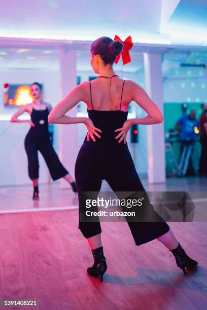 tanzen vor dem spiegel - salsa lateinamerikanischer tanz stock-fotos und bilder