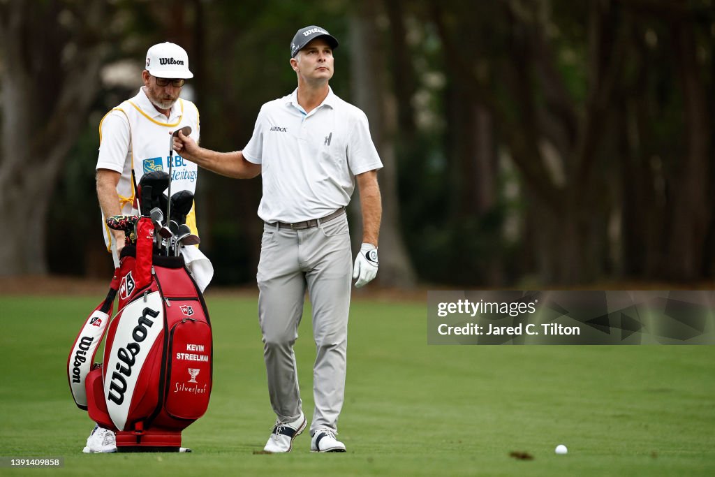Kevin Streelman selects a club from his bag on the first hole during ...