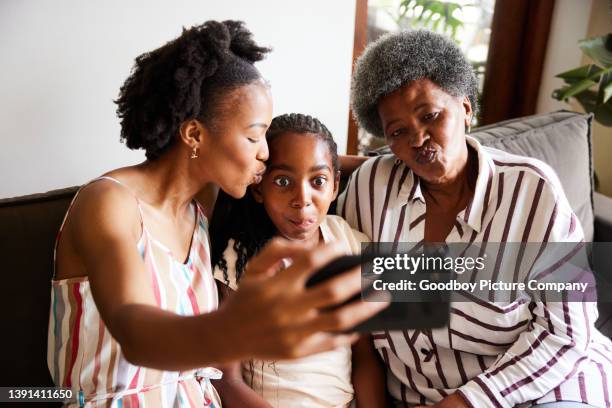 une jeune femme et sa mère et sa petite fille font des grimaces tout en prenant des selfies - mamie grimace photos et images de collection