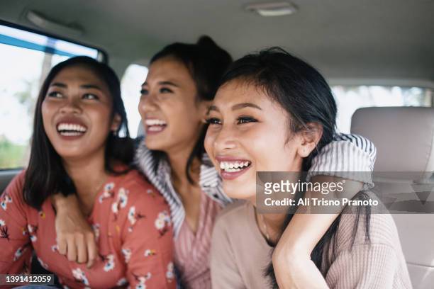 bestie, young girls, travel and roadtrip together - südostasiatischer abstammung stock-fotos und bilder