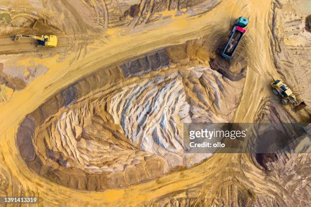 grava y arena minería a cielo abierto, colinas de arena - vista aérea - mina subterránea fotografías e imágenes de stock