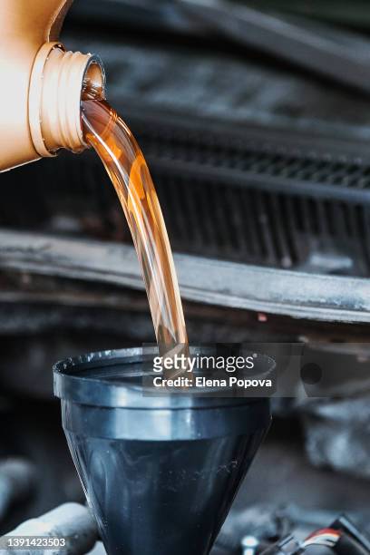 pouring motor oil to car engine - oil flow imagens e fotografias de stock