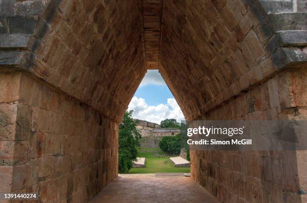 corbel arch, nunnery quadrangle [cuadrángulo de las monjas], uxmal, yucatan, mexico - uxmal fotografías e imágenes de stock