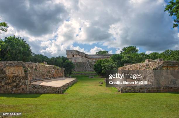 juego de pelota (ball game court), uxmal, yucatan, mexico - pelota stockfoto's en -beelden