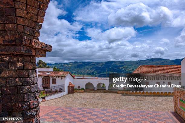 guatavita stadt auf den anden in, kolumbien, südamerika - blick in den hauptplatz der stadt vom eingang zum platz. keine leute - cundinamarca stock-fotos und bilder