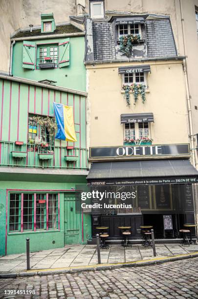 célèbre pâtisserie odette à paris - quartier latin photos et images de collection