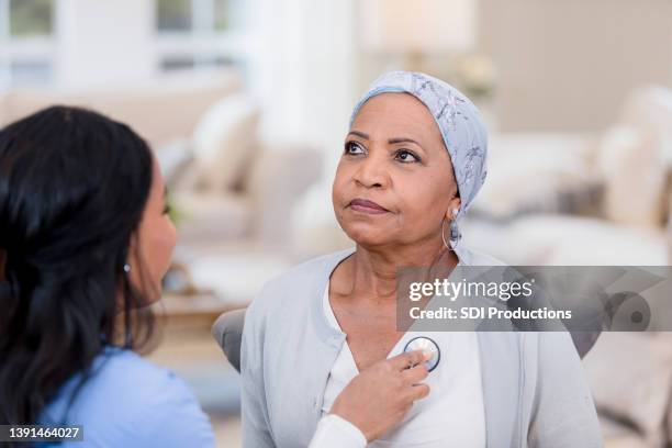 krankenschwester führt prüfung durch - menschliche lunge stock-fotos und bilder