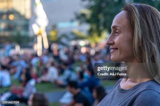 frau, die an einer outdoor-show teilnimmt. - ladies jazz festival stock-fotos und bilder