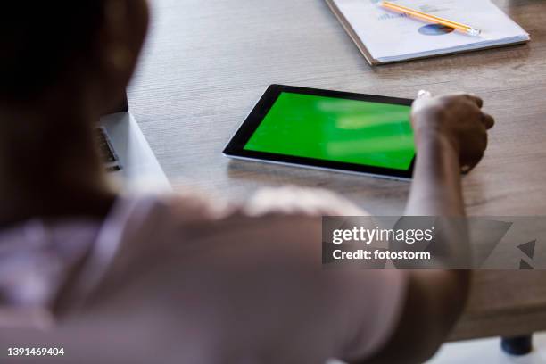 11 Hand Grab Green Screen Stock Photos, High-Res Pictures, and Images ...