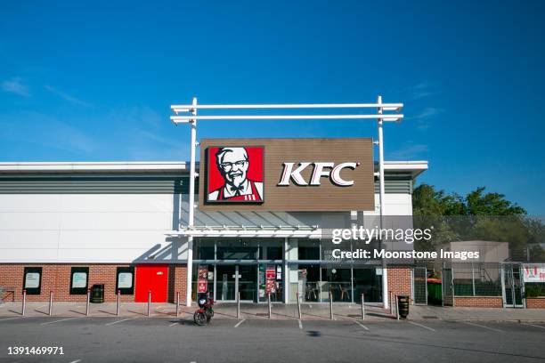 kentucky fried chicken (kfc) en strood retail park en commercial rd en rochester, inglaterra - kentucky fried chicken fotografías e imágenes de stock