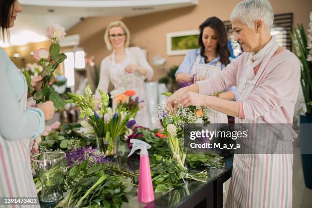 flower workshop - floral arranging stock pictures, royalty-free photos & images