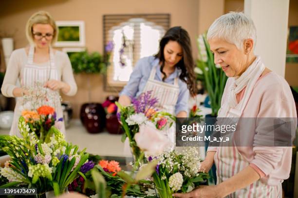 flower workshop - floral arranging stock pictures, royalty-free photos & images