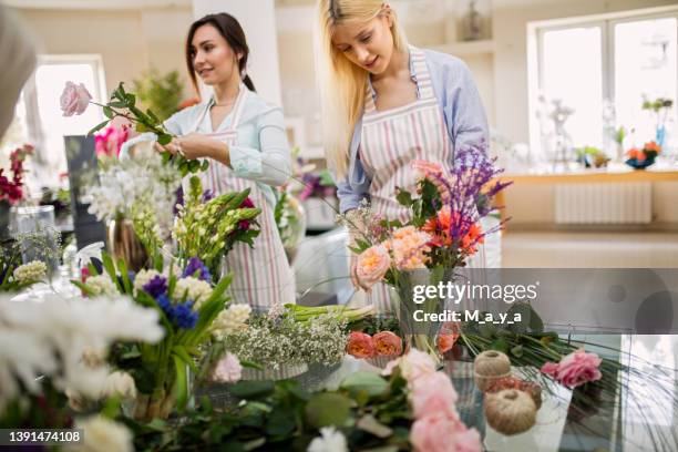 taller de flores - hacer arreglos florales fotografías e imágenes de stock