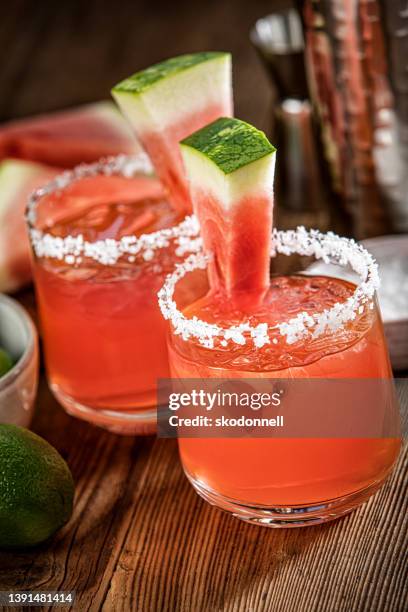 margarita-glas mit mischer und wassermelone auf holzhintergrund - cocktail glass salt stock-fotos und bilder