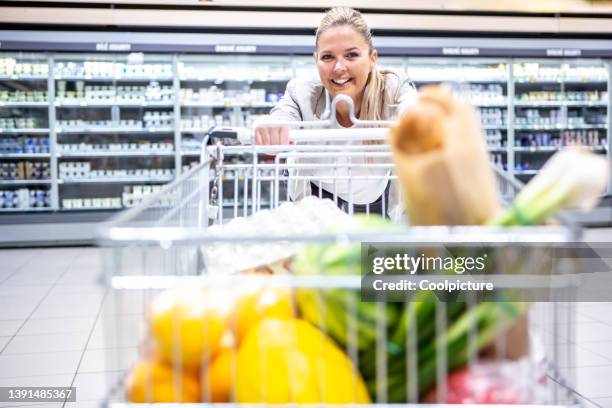 woman in a  shopping mall - einkaufswagen voll stock-fotos und bilder