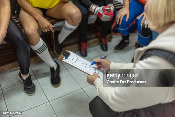 coach showing strategies to the team - professional soccer team stock pictures, royalty-free photos & images