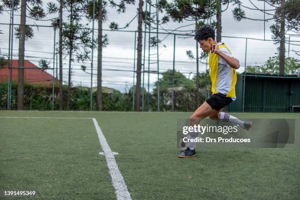 jugadora pateando pelota - brazilian playing football fotografías e imágenes de stock