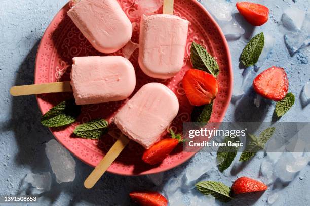 strawberry ice cream popsicles - aardbeienijs stockfoto's en -beelden