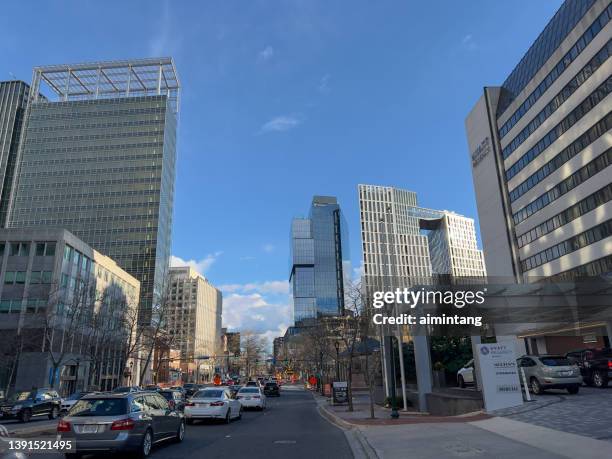 vista de la calle del centro de bethesda - bethesda maryland fotografías e imágenes de stock