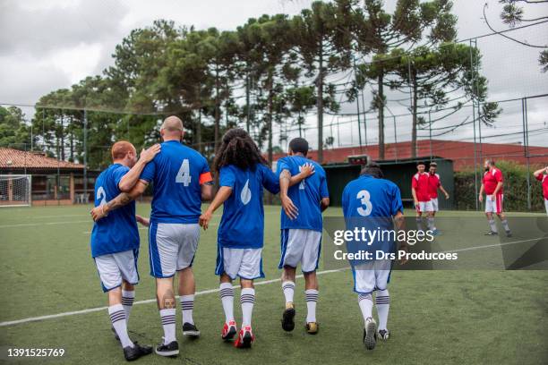 spieler, die ein tor feiern - trikot stock-fotos und bilder
