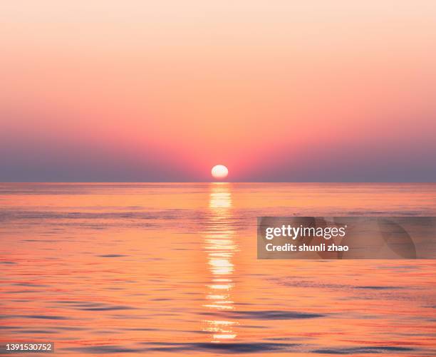 sunset on open ocean - sonnenuntergang stock-fotos und bilder