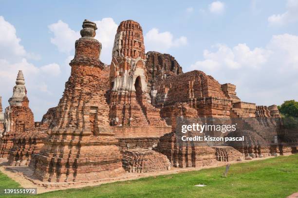 old ruins in the historical park of ayutthaya in thailand - ayuthaya stock pictures, royalty-free photos & images