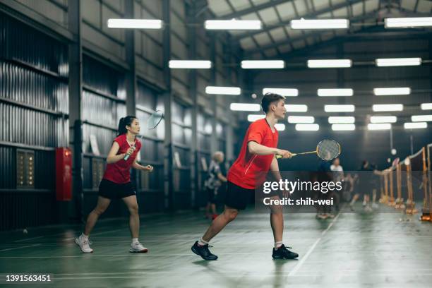 taiwanese badminton players warm up exercise practicing in badminton court endurance training - 羽毛球 運動 個照片及圖片檔