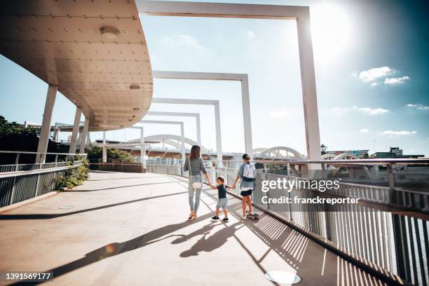 ブリスベンの路上で手を取り合って家族 - brisbane ストックフォトと画像