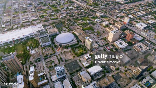 wolkenkratzer in der innenstadt von houston - toyota center houston stock-fotos und bilder