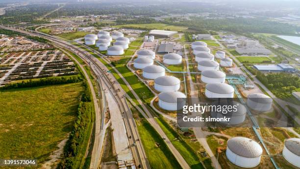 oil refinery - tanque de combustível imagens e fotografias de stock