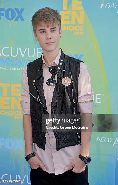 Justin Bieber arrives at Teen Choice 2011 at the Gibson Amphitheatre on August 7, 2011 in Universal City, California.