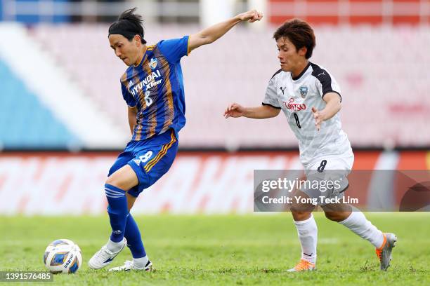 Jun Amano of Ulsan Hyundai controls the ball against Kento Tachibanada of Kawasaki Frontale during the second half of the AFC Champions League Group...