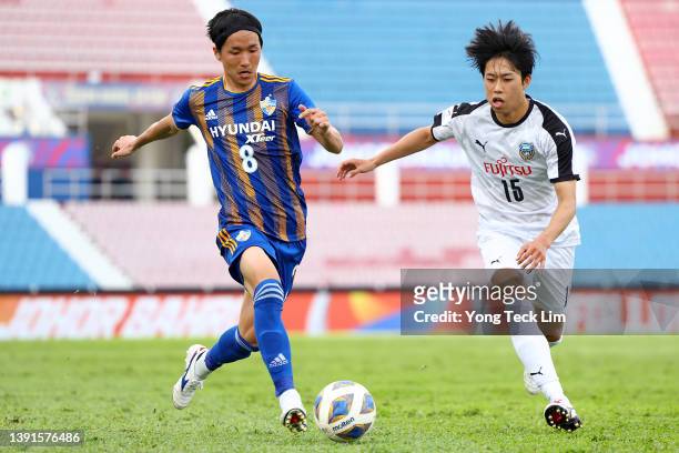 Jun Amano of Ulsan Hyundai controls the ball against Asahi Sasaki of Kawasaki Frontale during the second half of the AFC Champions League Group I...