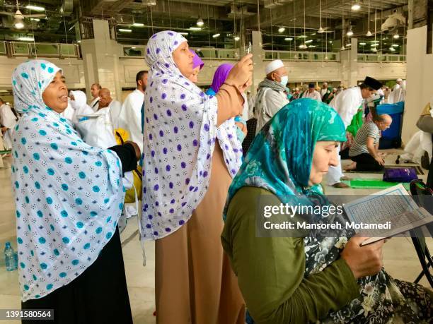 pilgrims in al-haram mosque - arabic script stock pictures, royalty-free photos & images