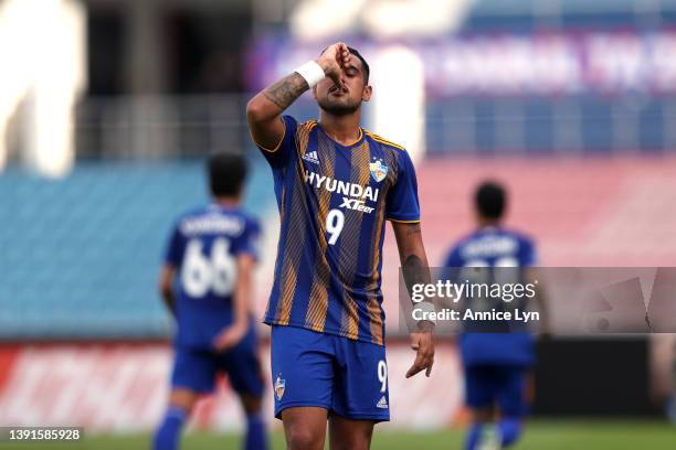 Leonardo Nascimento of Ulsan Hyundai reacts during the AFC Champions League Group I match between Kawasaki Frontale and Ulsan Hyundai at Tan Sri...