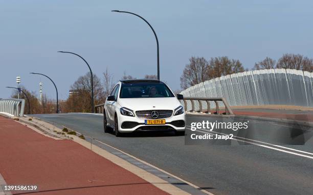 mercedes-benz a 180 branco holandês 2018 dirigindo sobre uma ponte - mercedes benz nome de marca - fotografias e filmes do acervo