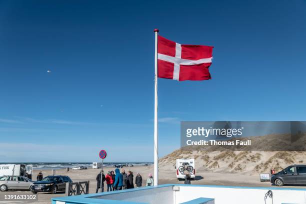 dänische flagge am blokhus beach in jütland, dänemark - danish flag stock-fotos und bilder