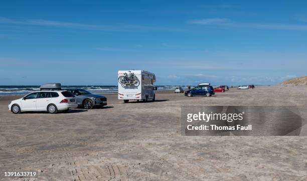 autos am blokhus beach in jütland, dänemark - jutland stock-fotos und bilder
