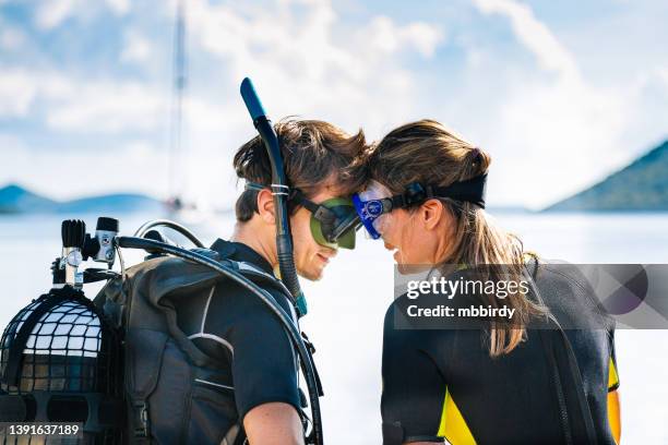 divers getting ready before dive - scuba instructor stock pictures, royalty-free photos & images