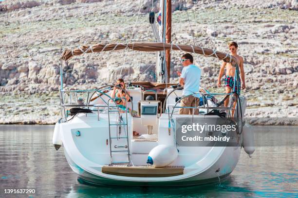 young sailing crew on sailboat - captain yacht stockfoto's en -beelden