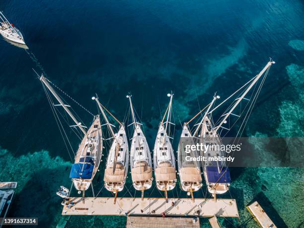 vertäute segelboote auf der insel kornat, dalmatien, kroatien, blick von der drohne - vertäut stock-fotos und bilder